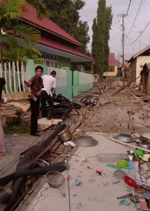 Picture 9 of HOT!  The 2-meter tsunami hit Indonesia city after the earthquake