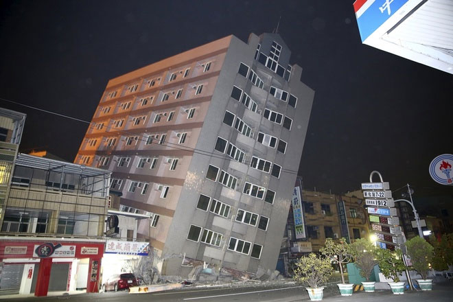 Picture 1 of Houses crumbling after the earthquake in Taiwan