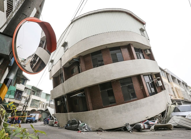 Picture 10 of Houses crumbling after the earthquake in Taiwan