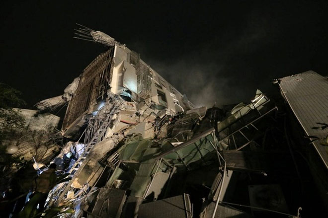 Picture 2 of Houses crumbling after the earthquake in Taiwan
