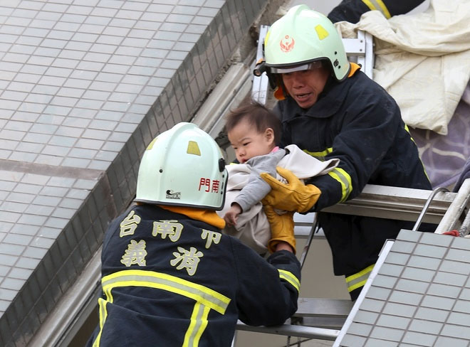 Picture 8 of Houses crumbling after the earthquake in Taiwan