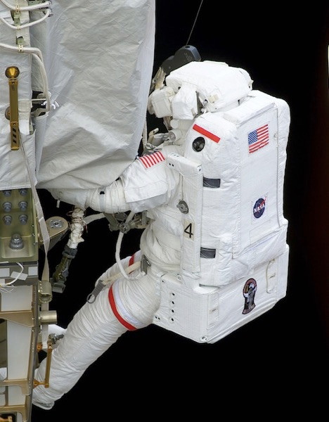 Picture 10 of How do astronauts protect people?