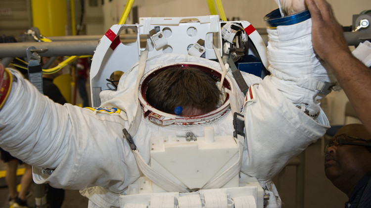 Picture 4 of How do astronauts protect people?