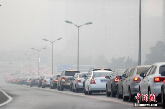 Picture 1 of How does Beijing clean up the atmosphere for APEC?