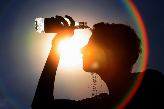 Picture 1 of How does hot weather affect the human body?
