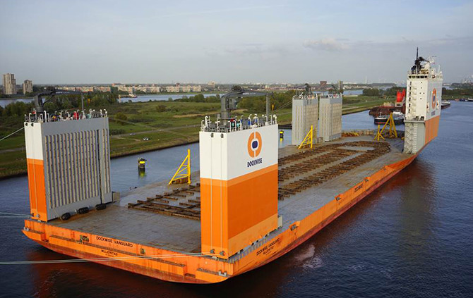 Picture 3 of How does the school's super transport vessel operate?