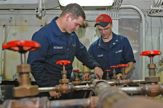 Picture 2 of How does the US Navy provide clean water to Filipinos?
