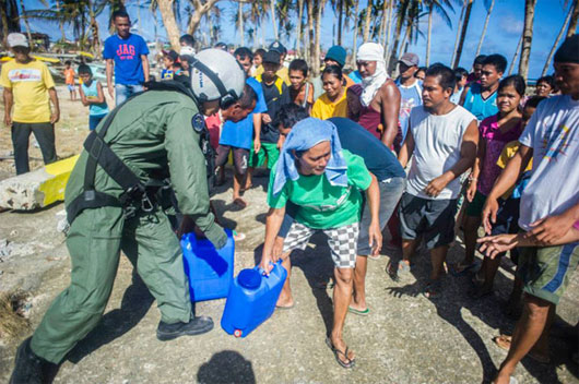 Picture 7 of How does the US Navy provide clean water to Filipinos?