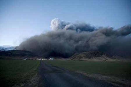 Picture 1 of How does volcanic dust threaten aircraft?