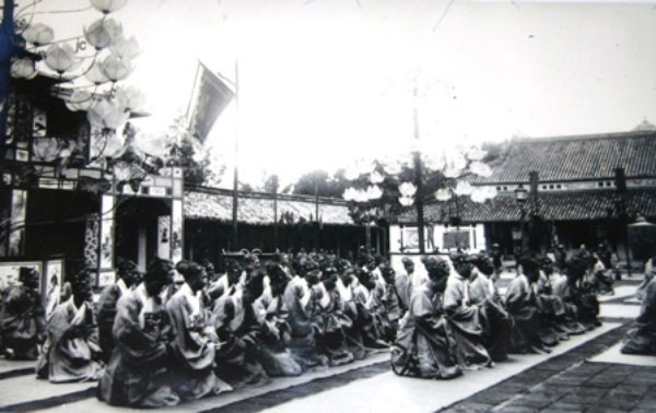 Picture 3 of How is the mandarin king in the ancient Hue court welcome other Tet people?