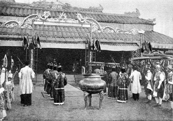 Picture 7 of How is the mandarin king in the ancient Hue court welcome other Tet people?