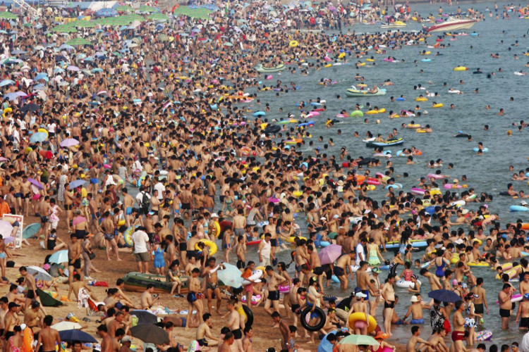 Picture 1 of How many people does our Earth live with?