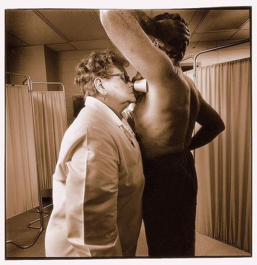 Picture 1 of How to find true love: Smell the smell under the arm