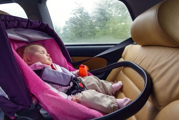 Picture 1 of How to leave a child alone in a car in hot weather?