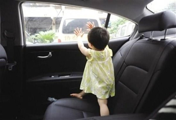Picture 3 of How to leave a child alone in a car in hot weather?