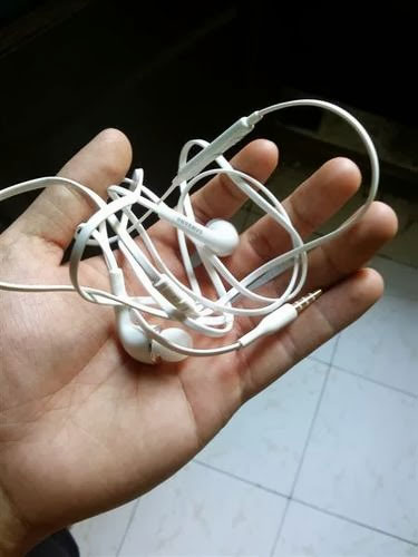 Picture 2 of How to make the headset cord not tangled?