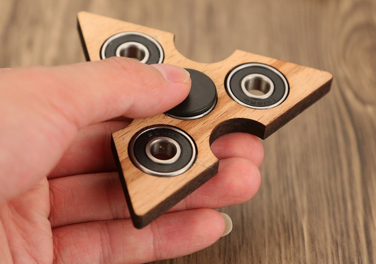 Picture 3 of How to play fidget spinner, stress relaxation fun is making people love crazy