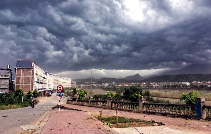 Picture 1 of How to recognize early thunderstorms, cyclones, hail