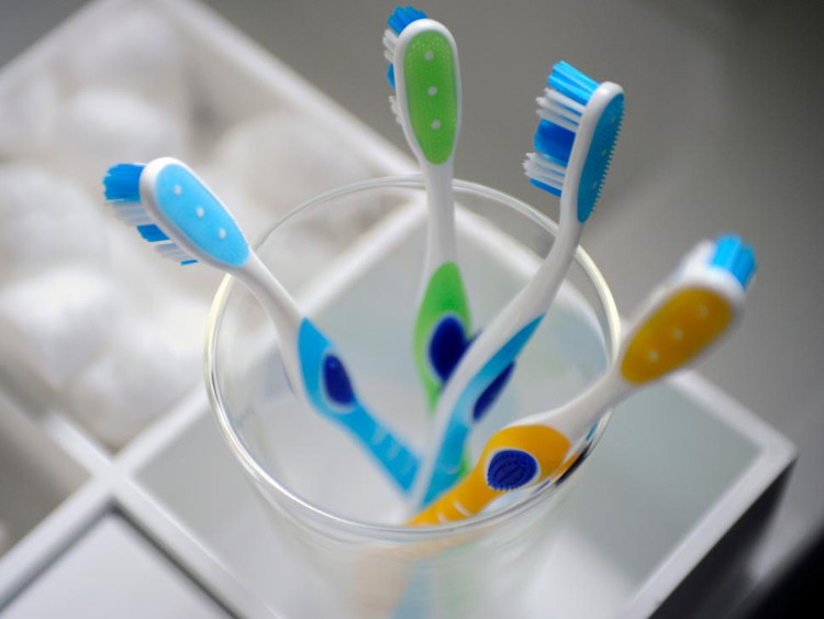 Picture 2 of How to use a toothbrush that is harmful to health is often common