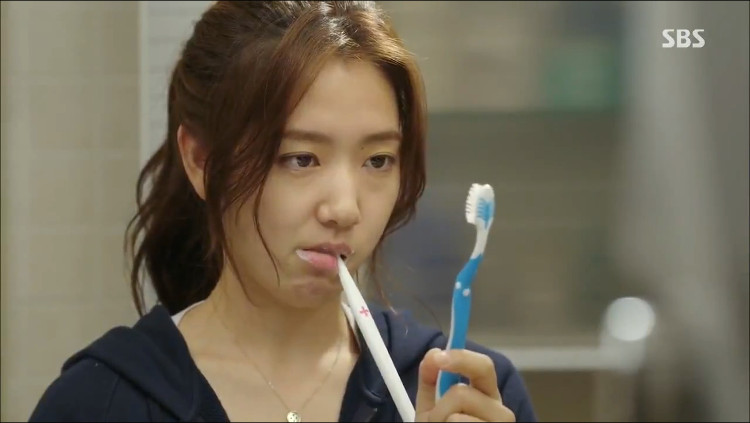 Picture 3 of How to use a toothbrush that is harmful to health is often common