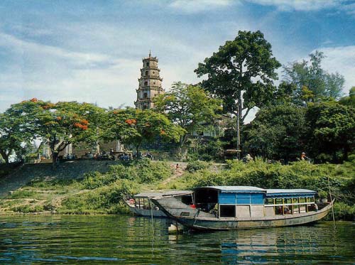 Picture 1 of Hue applies GIS to waste collection system