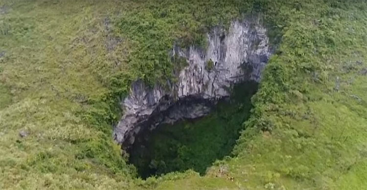 Picture 1 of Huge hole in China suddenly revealed a natural wonder at a world-class level
