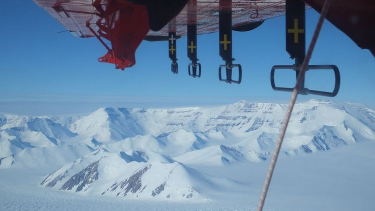 Picture 3 of Huge pool of sediments beneath the world's most mysterious continent