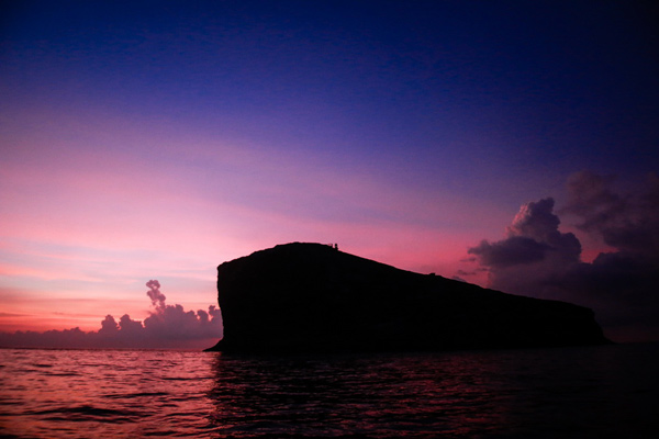 Picture 1 of Huge rock island is unique in the South China Sea