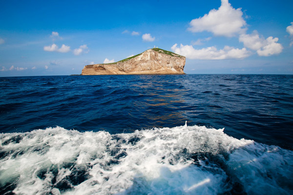 Picture 16 of Huge rock island is unique in the South China Sea