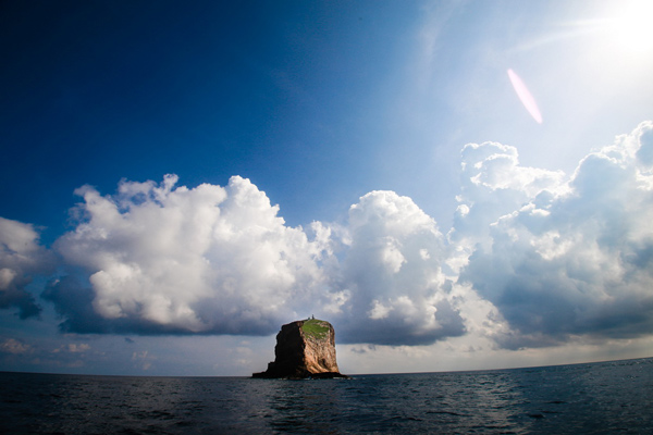 Picture 17 of Huge rock island is unique in the South China Sea