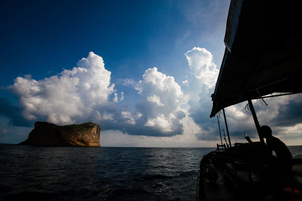 Picture 2 of Huge rock island is unique in the South China Sea