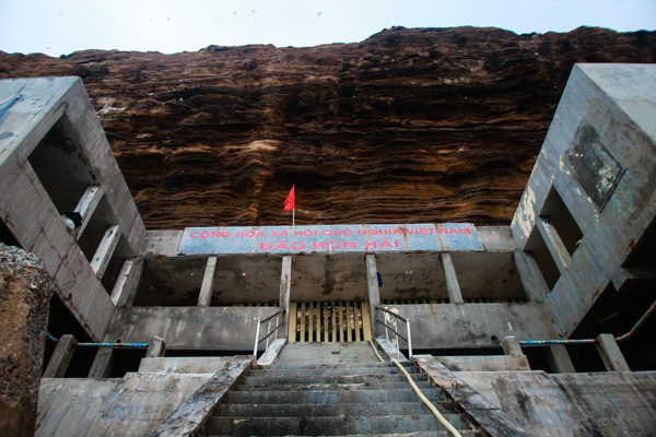 Picture 4 of Huge rock island is unique in the South China Sea
