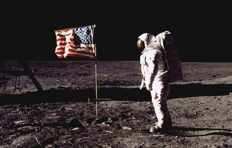 Picture 2 of Human confusing relics left on the Moon