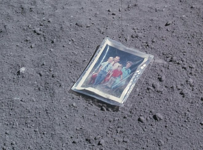 Picture 5 of Human confusing relics left on the Moon