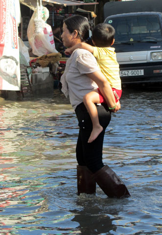 Picture 11 of Hundreds of households were submerged because of broken banks