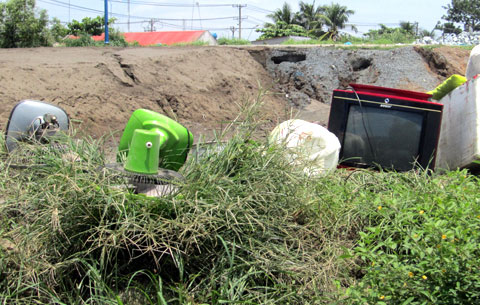 Picture 9 of Hundreds of households were submerged because of broken banks