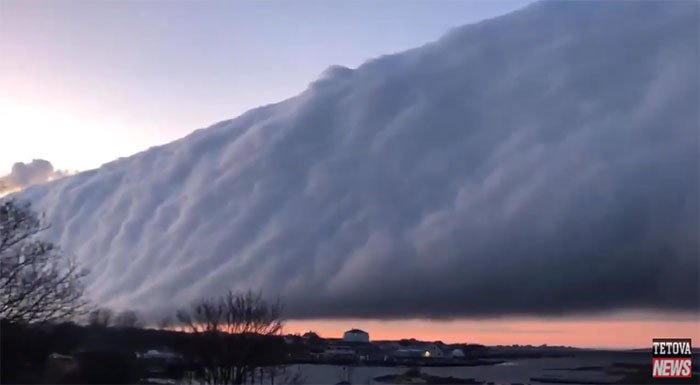 Picture 1 of Hundreds of kilometers of cloud rolled across the sky