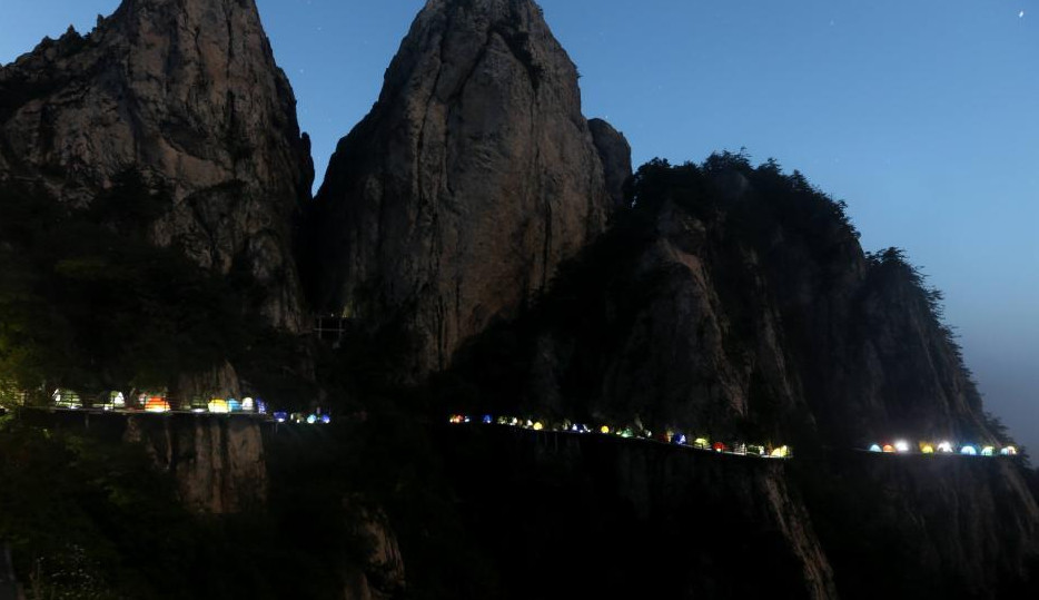 Picture 3 of Hundreds of overnight camps in the middle of the mountain 1000 m