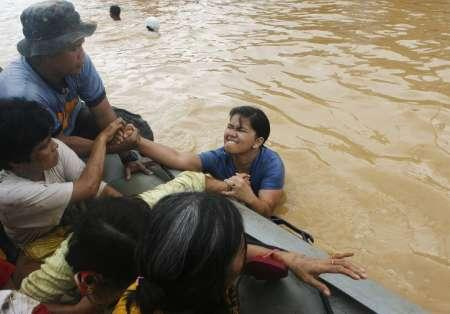 Picture 4 of Hundreds of people died and went missing because of the storm in the Philippines