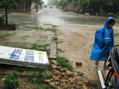 Picture 1 of Hurricane No. 7 entered Central Vietnam early, people could not keep up