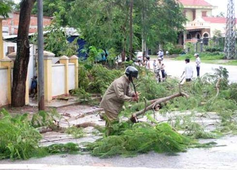 Picture 2 of Hurricane No. 7 entered Central Vietnam early, people could not keep up