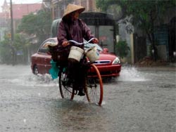 Picture 4 of Hurricane No. 7 entered Central Vietnam early, people could not keep up