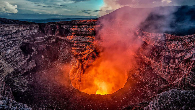 Picture 1 of Hybrids tourists survive after falling into active craters in Hawaii