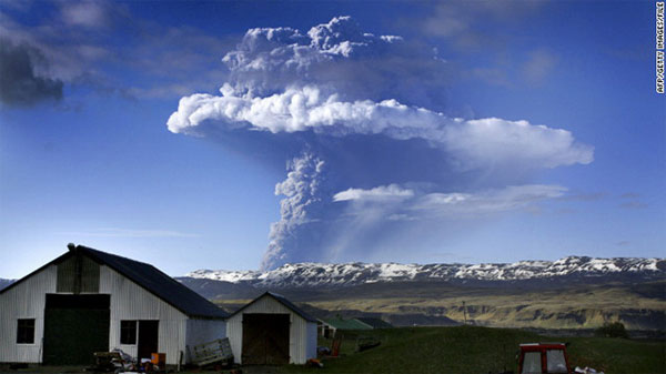 Picture 1 of Iceland issued a red warning about the volcano