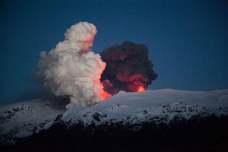 Picture 1 of Icelandic volcano threatens European aviation