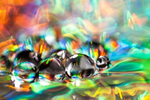 Picture 9 of 'Illusion' images from water droplets close-up