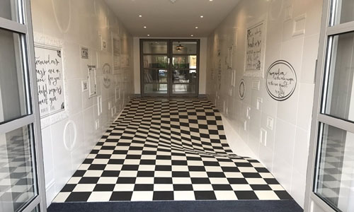 Picture 1 of Illusion of concave house background deceiving many people