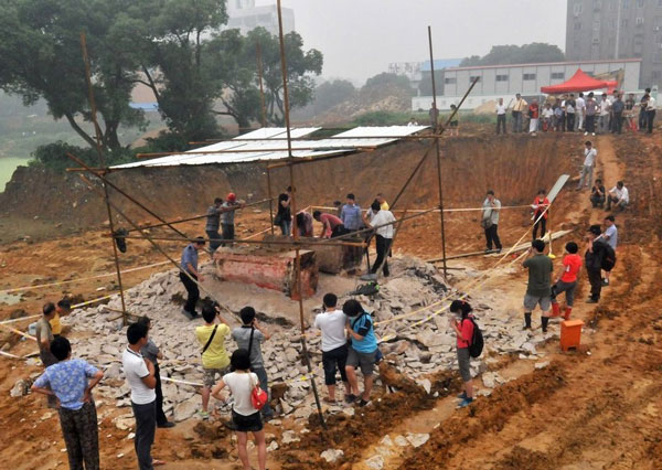 Picture 2 of Image: Excavating the tomb of the post-Ming Dynasty