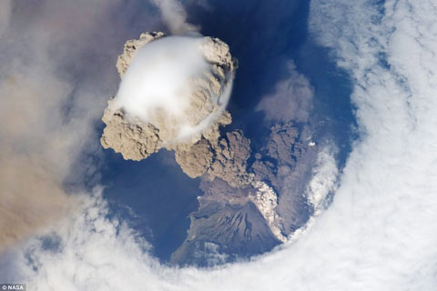 Picture 1 of Image of volcanic smoke column