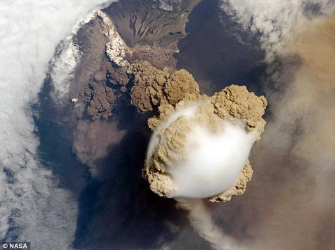 Picture 2 of Image of volcanic smoke column